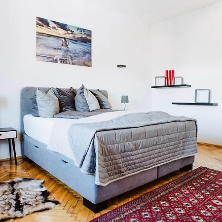 Huge Central Designer Loft With Tyrolean Touch , 160m2 Lägenhet *