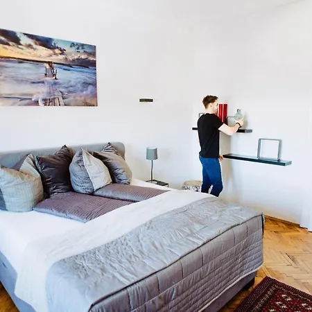 Huge Central Designer Loft With Tyrolean Touch , 160m2 * אינסברוק