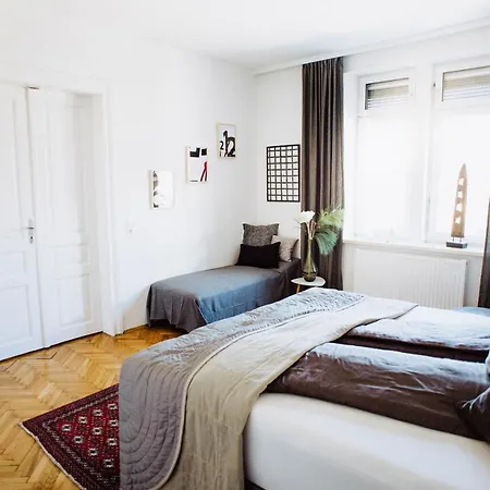 Huge Central Designer Loft With Tyrolean Touch , 160m2 דירה אינסברוק