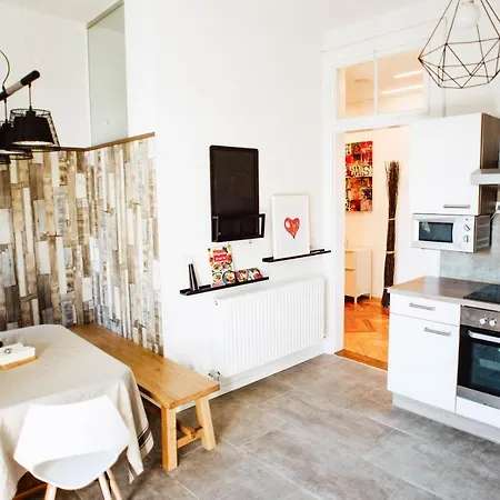 Huge Central Designer Loft With Tyrolean Touch , 160m2 אינסברוק