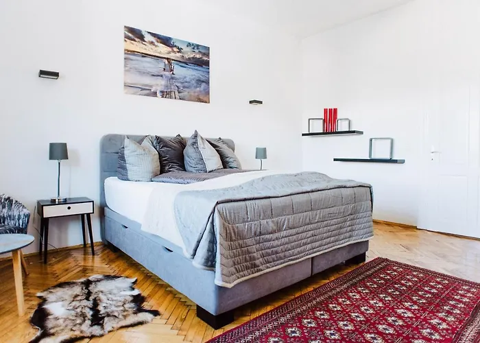 Huge Central Designer Loft With Tyrolean Touch , 160m2 Lägenhet *