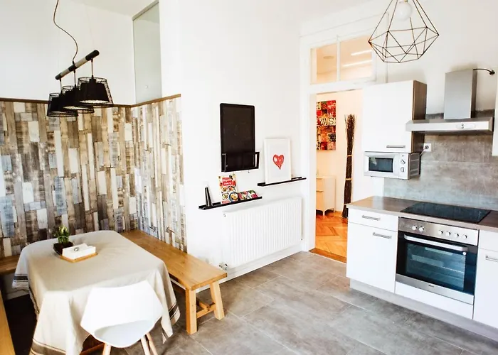 Huge Central Designer Loft With Tyrolean Touch , 160m2 אינסברוק