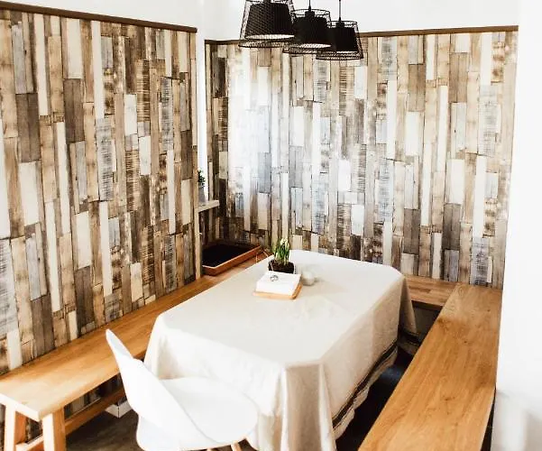 Huge Central Designer Loft With Tyrolean Touch , 160m2 アパート *